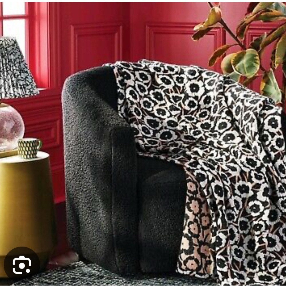 Neutral Poppy 50" x 60" Throw Blankets - DVF Diane Von Furstenberg Brand…